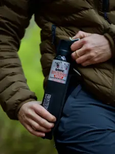 Sprej na medvede ako výbava na výlety s chladiacou taškou na potraviny